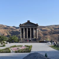 アルメニアのガルニ神殿。ヘレニズム文化時代からの建物ですが、初期キリスト教の典礼にも使用されていたとか。
キリスト教・イスラム教の角逐が激しく行われていた当地としては、珍しい現存している異教時代からの建物です。