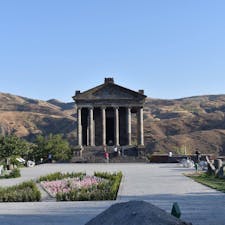 アルメニアのガルニ神殿。ヘレニズム文化時代からの建物ですが、初期キリスト教の典礼にも使用されていたとか。
キリスト教・イスラム教の角逐が激しく行われていた当地としては、珍しい現存している異教時代からの建物です。