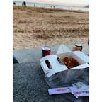 📍韓国 釜山
チメクが最高。(チキンとビール) このときはコーラやけど。夕方、ビーチで食べると尚！