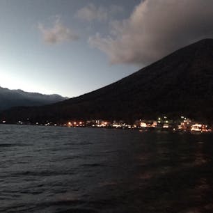 真っ暗でよく見えなくなるちょい前。
#中禅寺湖
#今度は明るいうちに行く。