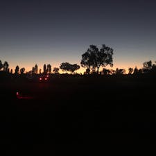日の出のエアーズロックを見に行ったらその周辺がとても荘厳な感じでした。