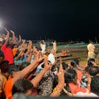 インド ヴァラナシ
ダシャーシュワメード・ガートのアールティー(お祈り)

毎晩行われるお祈り。たくさんの人たちの思いが熱気が伝わってきた。とにかく人が多くて、遠慮せずに前に行くガッツが必要。