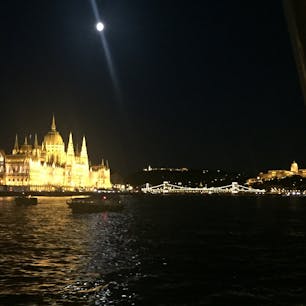 2019年8月ハンガリー🇭🇺
ブダペスト

ドナウ川からの夜景は素晴らしかったー！
優美な建築群をゆったりと風を感じながら観賞できる贅沢な時間でした！