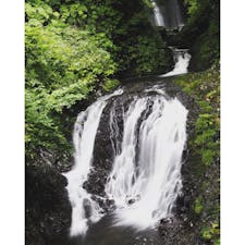 岩手県衣側の地名の由来となったともされる、衣の滝。街中から30〜40分の距離ですが、とにかく道が狭く草も伸び放題なので、大きい車、綺麗な車には向かないかも。