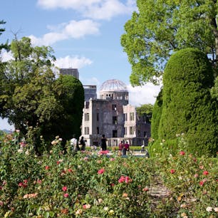 戦争の悲惨さを象徴する建造物で、とても衝撃を受けました。長崎から祈らせていだだきます。