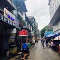 ボージョーアウンサンマーケットの近くの通り。人々が屋台に集うなどにぎわっている。ヤンゴンの人々の暮らしや雰囲気を感じることができた。