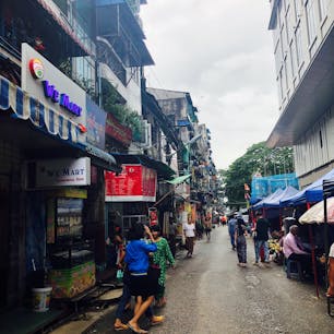 ボージョーアウンサンマーケットの近くの通り。人々が屋台に集うなどにぎわっている。ヤンゴンの人々の暮らしや雰囲気を感じることができた。