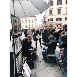 📍イタリア フィレンツェ
我ながら、映画の一部みたいな写真撮れた。こんな素敵な街で似顔絵を描いてもらうカップル、、それを見守る人たち。
