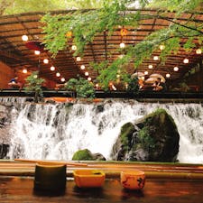 京都
貴船の川床(ひろ文の流しそうめん)

帰り雨が降っていて「歩くの嫌だな」って思ってたら、駅までバスを出してくれました😊