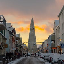 アイスランドの首都レイャビクのシンボル・ハットルグリムス教会を臨む。