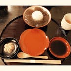 ぎおん 徳屋
ぷるぷるの本わらび餅。
花型のきな粉、黒蜜につけて
いただきます。抹茶の葛餅は
売り切れでした😢とにかく
人気のお店です