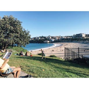 📍オーストラリア クージー
ビーチから離れてちょっと上に登ると海が一望できる。毎日のようにここにきて、のんびりして、考え事したり、本読んだり、、今考えたらとっても贅沢やったなぁ、、、週末は家族、カップル、若いグループ、、、みんなバービー(BBQのこと)して賑わってます。