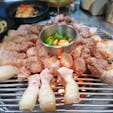 Korea 韓国 Jeju island 済州島 Black Pork BBQ 黒豚 焼肉
済州島の黒豚はブランド肉として韓国で有名だそう。島に養豚場があるからこそ、冷凍していない生のチルド肉が食べられる🥩ジューシーで脂身が甘くて凄く美味しい🐖