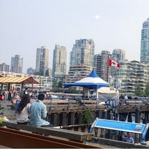 #グランビル・アイランド #バンクーバー #カナダ
2018年8月

休日は外のベンチに座ってテイクアウトしたごはんを
食べながらお喋りしてゆっくりまったり過ごすという
バンクーバーの暮らしを満喫できる場所😊💕