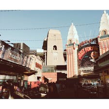 📍オーストラリア シドニー
ルナパーク。ちっちゃい遊園地。乗り物とかは子供向けかな、、？雰囲気味わうだけでも楽しいし、可愛いです。入口の大きな顔が印象的。フェリーでも電車でも行けるのかな？フェリーで移動するなんて日本ではなかなかないから、それも楽しい！