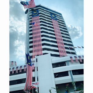 独立記念日が近づくマレーシア首都 そこら中巨大な国旗がはためく
国威発揚は国旗から