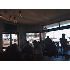 📍オーストラリア マルーブラ
あまり知られてないローカルな場所？かな。大学から近かったのと、友達のホームステイ先からすぐやったから学校帰りに行ったり休みの日ゆっくりしにいったり。マルーブラビーチのすぐ前にあるこのカフェの、エッグベネディクトがもう絶妙に美味しくて忘れられない。また行きたいなぁー
