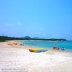 白砂が美しく豊富なマリンメニューが揃っているかりゆしビーチ。海には入れない時季は海中の熱帯魚を見ることが出来るグラスボートがおすすめです！ #沖縄 #リーフリゾートかりゆし
