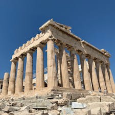 アテネのシンボルとも言えるパルテノン神殿。古代に造られたものがこうして現代に残っているのが何とも素敵です✨
空の青さと神殿の色のコントラストもたまりません！加工や修正は一切無しでこの空の色です！