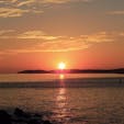 山口県下関市
角島
透き通ったエメラルドグリーンのとても美しい海で知られる角島ですが、ゆっくりと沈んでいく太陽が見せてくれる景色も本当に素敵です。