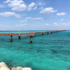 宮古島から橋で繋がる下地島の空港横ビーチ。今日は風が強くて波がもうざっぷんざっぷん。躍動感のある水面でした🌊それでも透き通る海はやっぱりきれい。