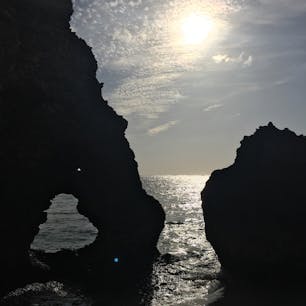 夕方になってようやく晴天の宮古島☀️左下に写っているのがハート岩。宮古島から池間大橋を渡っていく池間島にあります。