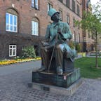 アンデルセンさんが見てるのはチボリ公園。

アンデルセンさんと撮った写真を妹に送ったら千葉県船橋市のアンデルセン公園にもいらっしゃると教えられたのでした…。