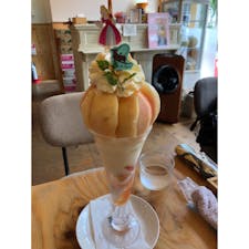 cafe de Lyon の桃パフェ