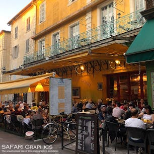 フランス・アルルにあるフォリュム広場のカフェは1888年ヴィンセント・ヴァン・ゴッホが描いた『夜のカフェテラス』の舞台。130年の時を経て、現在も変わらず営業中。小さな田舎の街ながら、ゴッホゆかりの地として世界中から観光客が訪れています。#アルル #夜のカフェテラス