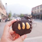 #マウンテンチョコレート #バンフ #カナダ
2018年8月

甘いもの好きには堪らない濃厚でハイカロリー(笑)な
チョコがショーケースいっぱいに並ぶ幸せ空間🍫

バンフらしいくまの手チョコ🐻🐻🐻