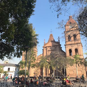 ボリビア サンタクルス
市内中心部の公園にある教会