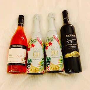 シロメィワイナリーで買付
日本に送れるワインは種類が限られてて36ドル＝3500円での発送（関税なし）
写真のワインは日本に送れない、買えない種類！値段も現地決済の方が安い！
初めて免税範囲超えて関税払った。笑