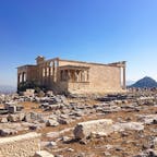 ギリシャ
アテネ
アクロポリスの丘
エレクティオン神殿
パルテノン神殿と向かい合って建っています。