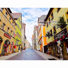 ドイツ
ローテンブルク
クリスマスシーズン
以前、まさにクリスマスイブにこちらに来たことがあり、ほとんどのお店が閉まっていたので、この時は少し外しての訪問でした。グリューワインでちょっぴり体をあったかくしながらの街歩きはとても楽しいものでした。