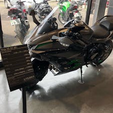 カワサキプラザ札幌白石店に行ってまいりました。
このバイク欲しいですが見てのとおり…
別バージョンは、時速４００Km出るバイクだす。
You tube H2 で検索してちょ❗️
