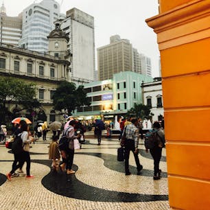 マカオはあいにくの雨、、プチラスベガスのような華やかさもあれば、ヨーロッパのような趣も感じられた。