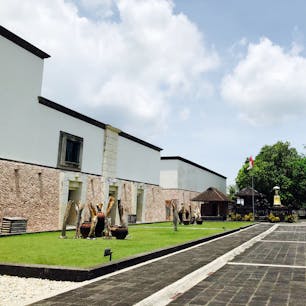 バリ島 ジンバラン ジェンガラ・ケラミック
バリ島のおしゃれ陶器のお店