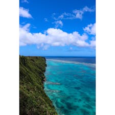 宮古島（沖縄県）
〜三角点〜
宮古ブルーを断崖絶壁から
眺める事が出来ます！
上から見てるとたま〜にウミガメが
息継ぎで顔を出す時があるらしいです！