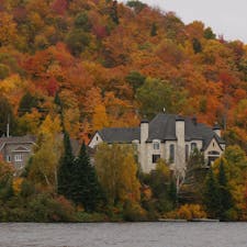 ロレンシャン高原
サーブル湖でクルージング
生憎の天気   雨降ったりやんだり
😅