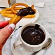 スペイン名物チュロス
ホットチョコレート（ガナッシュ）をつけていただきます！！
チュロスは塩気が効いていて、チョコも甘すぎず絶品♡
マドリード  「チョコラテリア サンヒネス」