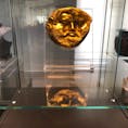 ソフィア国立考古学研究所付属博物館にあるトラキア人の黄金マスク。2600年も前に既に存在していた、美しい美術品です。