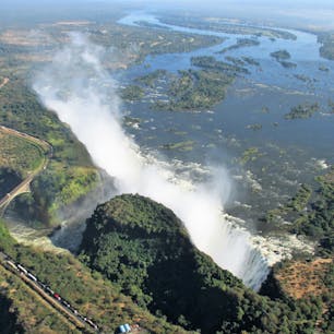 ジンバブエ/ビクトリアの滝
ヘリから撮った写真。水量が多くて水煙が上がり過ぎで見えずらいけど、やっぱり凄い滝ですね。この滝で3大瀑布をコンプリート！