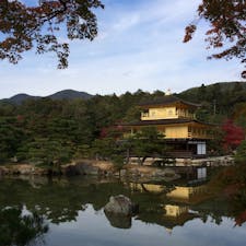 水面に映る鹿苑寺