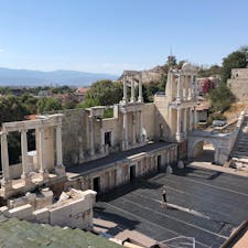 プロブディフのローマ劇場。2世紀の建築物が今なお盛時の姿を偲ばせます。