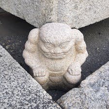 西本願寺
御影堂入り口階段横 雨水をためる用水枡を支える天邪鬼
唇を噛み締め、拳を握り、目を見開いて、頑張る健気な天邪鬼。