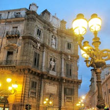 シチリア島/パレルモ
パレルモ旧市街の宵の口。街灯の雰囲気が素敵でした。