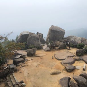 弥山の山頂！
霧で真っ白だった〜💦
