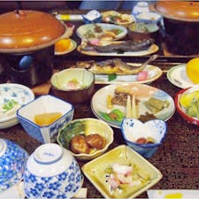 #合掌の宿一茶 #白川郷 #岐阜
2018年10月

念願の合掌造り宿泊！

外国人夫婦が和食の食べ方が分からなくて🥢🍵🍚
こっちをちら見しながら食べてるのが可愛かったので
教えながら一緒にお食事を楽しみました😊😊

郷土料理の#飛騨牛朴葉味噌焼き おいしかった〜！💕