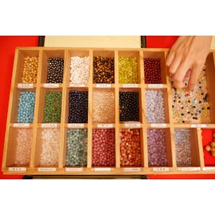 数珠作り体験
こんなにたくさんの天然石から選べます