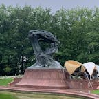 ワルシャワのワジェンキ公園には
大きなショパン像があります

毎週日曜にはここでショパンコンサートが開催されているらしく、像の周りにはベンチがたくさんありました。
この日はあいにくの雨でした😢

公園はとても広くてリスも🐿たくさんいました。